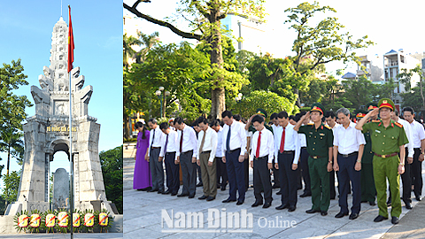 Các đồng chí lãnh đạo tỉnh và Thành phố Nam Định dâng hương, đặt vòng hoa viếng các liệt sĩ tại Đài tưởng niệm các Anh hùng Liệt sĩ tỉnh.