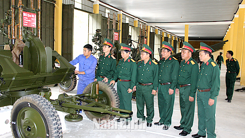 Cán bộ Phòng Kỹ thuật (Bộ CHQS tỉnh) kiểm tra công tác bảo quản, bảo dưỡng vũ khí, trang bị kỹ thuật tại Đại đội kho Quân khí.