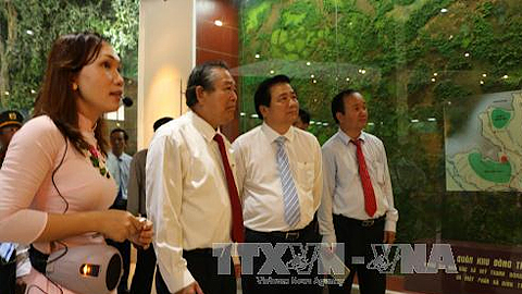 Phó Thủ tướng Thường trực Chính phủ Trương Hòa Bình và Bí thư Tỉnh ủy Long An Phạm Văn Rạnh tham dự buổi lễ (Nguồn: TTXVN)