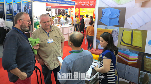 Khách hàng quốc tế tham quan gian hàng khăn xuất khẩu của Cty TNHH Biển Bạc (TP Nam Định) tại Hội chợ thương mại quốc tế Việt Nam lần thứ 27.