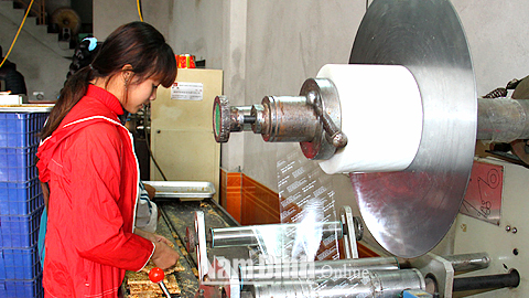 Nghề làm bánh kẹo tại thôn Bất Di, xã Quang Trung đã góp phần tạo việc làm, tăng thu nhập cho người dân trong xã.