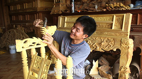 Sản phẩm gỗ mỹ nghệ làng nghề La Xuyên, Yên Ninh (Ý Yên) được Sở KH và CN hỗ trợ đăng ký chứng nhận nhãn hiệu.