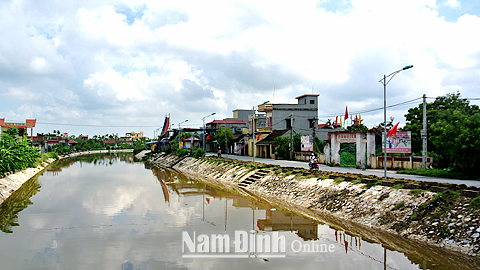 Tuyến kênh Đối qua xã Hải Minh được kè đá, góp phần phát triển kết cấu hạ tầng thuỷ lợi.