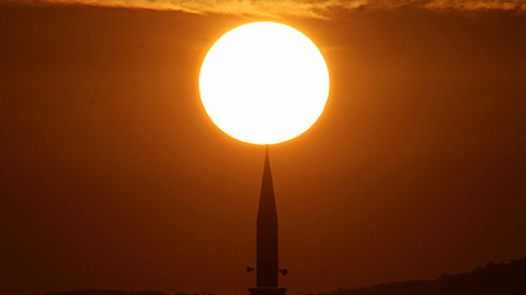  Lực hấp dẫn của Mặt Trời có thể được sử dụng để khuếch đại tín hiệu trong vũ trụ. Ảnh minh họa: Reuters.