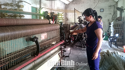 Dệt chiếu bằng máy tại cơ sở của anh Đỗ Văn Nam, xóm 9, thôn Liêu Hải, xã Nghĩa Trung.