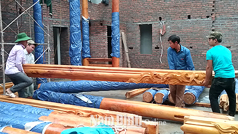 Thi công cột nhà gỗ giả cổ tại xưởng của anh Nguyễn Việt Hệ, xã Hải Anh (Hải Hậu).