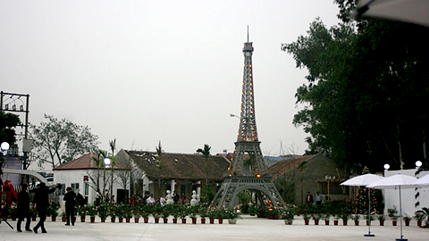 Mô hình tháp Eiffel tại Vườn Nghệ thuật Sông Thương.