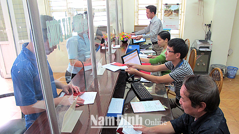 Giải quyết thủ tục hành chính cho nhân dân ở bộ phận “một cửa” phường Nguyễn Du (TP Nam Định).