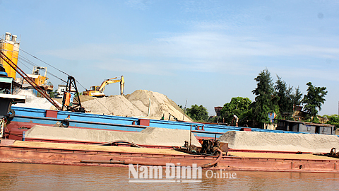 Khai thác, vận chuyển cát trên sông Đào (TP Nam Định).