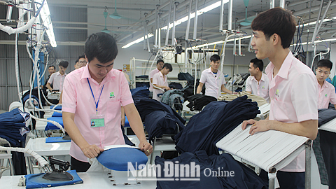 Công nhân trẻ Cty TNHH Geu-Lim (Vụ Bản) trong dây chuyền sản xuất hàng may mặc xuất khẩu.