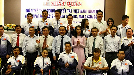 Thứ trưởng VHTTDL Lê Khánh Hải chụp ảnh lưu niệm cùng các thành viên đoàn thể thao người khuyết tật Việt Nam.