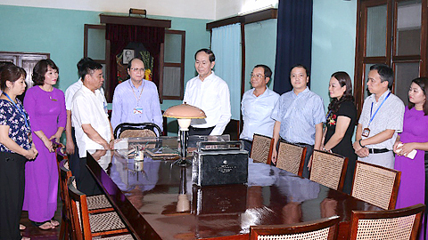 Chủ tịch nước Trần Đại Quang và các đồng chí cùng đi thăm nơi ở và làm việc của Bác Hồ tại Nhà 67, Khu di tích Chủ tịch Hồ Chí Minh tại Phủ Chủ tịch.