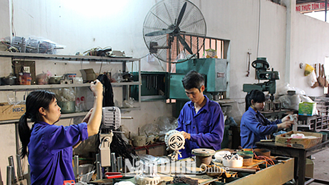 Lắp ráp các chi tiết của quạt cây công nghiệp tại Cty TNHH Chế tạo động cơ AXUZU, sản phẩm CNNT tiêu biểu huyện Xuân Trường năm 2016.