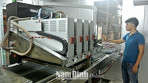 Đầu tư máy in kỹ thuật số góp phần giúp Cty CP Gạch Granite Nam Định (KCN Hòa Xá, TP Nam Định) đa dạng hoá các dòng sản phẩm.