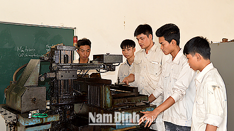 Giờ học thực hành của học sinh lớp nghề Cơ khí, Trường Trung cấp Nghề Kỹ thuật Công nghiệp Nam Định.
