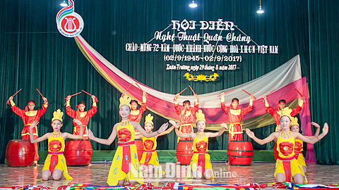 Tiết mục “Hào khí Việt Nam” của CLB văn nghệ xã Xuân Bắc biểu diễn tại Hội diễn văn nghệ quần chúng huyện Xuân Trường năm 2017.