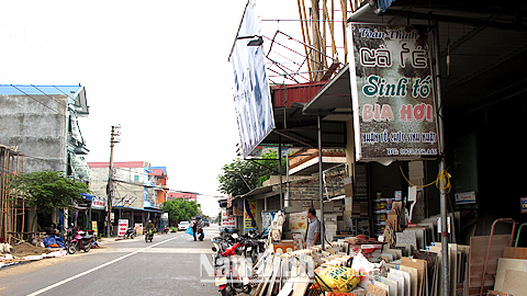 Lộn xộn biển quảng cáo trên tuyến đường liên xã Nghĩa Châu (Nghĩa Hưng).