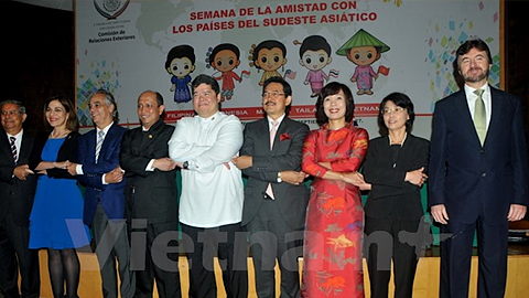 Đại sứ Malaysia, Indonesia, Philippines, Thái Lan và Việt Nam chụp ảnh với các hạ nghị sỹ Mexico.