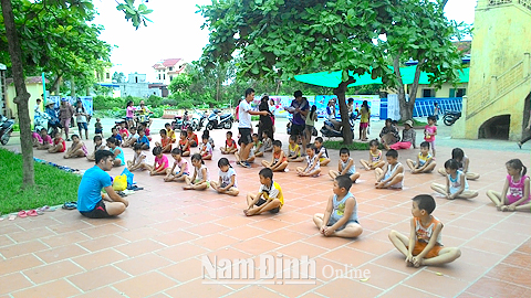 Học sinh Trường Tiểu học Nam Hùng trong giờ thể dục ngoại khoá.