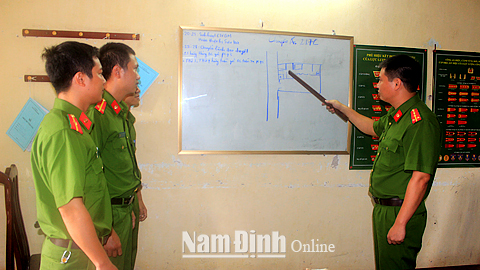 Cán bộ Đội Cảnh sát hình sự Công an huyện Vụ Bản triển khai kế hoạch phá án.