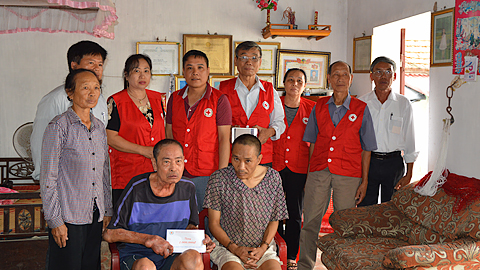 Hội Chữ thập đỏ Xuân Trường tặng quà ông Trần Mạnh Cừ, 72 tuổi, ở xóm 4, xã Xuân Hòa, người hoạt động kháng chiến bị nhiễm chất độc hóa học.