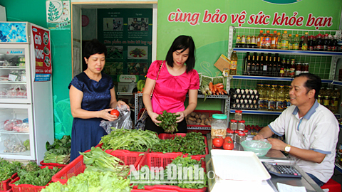 Một cửa hàng kinh doanh thực phẩm sạch trên địa bàn Thành phố Nam Định.