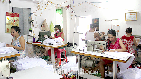 Từ nguồn vốn vay 100 triệu đồng của Ngân hàng NN và PTNN, gia đình chị Phan Thị Thúy Hà (xã Nam Cường) mở xưởng may tạo việc làm cho hàng chục lao động nữ.