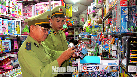 Lực lượng Quản lý thị trường kiểm soát đồ chơi trẻ em lưu thông trên địa bàn Thành phố Nam Định.