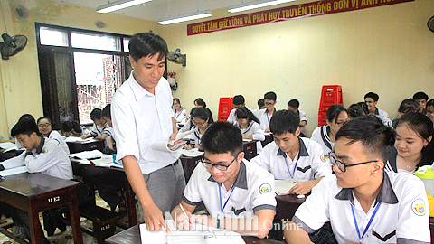 Thầy giáo Đoàn Văn Hiệu trong một giờ lên lớp tại Trường THPT chuyên Lê Hồng Phong (TP Nam Định).