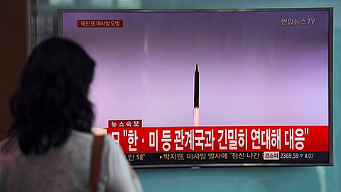 Một vụ phóng tên lửa của Triều Tiên phát trên truyền hình Hàn Quốc. Ảnh: AFP
