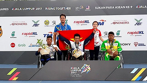 Nguyễn Thành Trung (người ở giữa) giành Huy chương vàng cá nhân thứ hai môn bơi lội. Ảnh: Thái Hồng