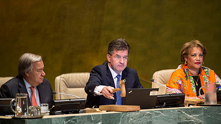 Ông Miroslav Lajcak (giữa), ông Antonio Guterres (trái) tại phiên khai mạc Khóa họp thứ 72 ĐHĐ LHQ (Ảnh: UN)