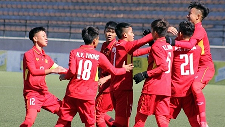 U16 Việt Nam giành chiến thắng cách biệt dù phải thi đấu thiếu người trong phần lớn thời gian.