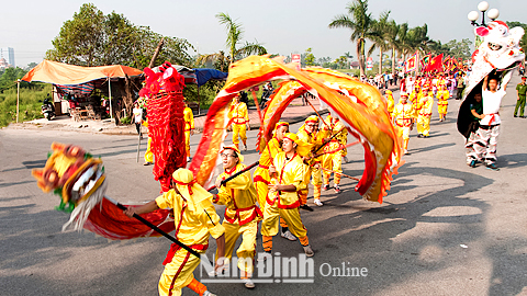 Múa rồng trong lễ hội Đền Trần.
