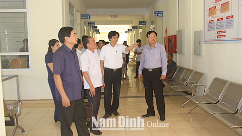 Đại biểu HĐND tỉnh giám sát việc thực hiện chế độ BHYT tại Bệnh viện Đa khoa huyện Nghĩa Hưng.
