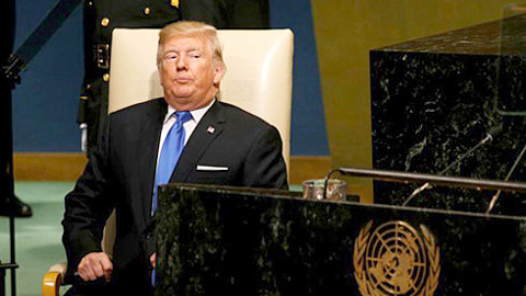 Tổng thống Đô-nan Trăm trở lại ghế ngồi sau bài phát biểu hùng hồn tại Đại hội đồng Liên hợp quốc. Ảnh: Roi-tơ