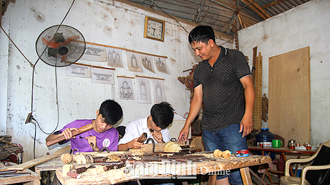 Anh Trần Văn Hoan, xóm 3, Xuân Phương hướng dẫn thợ trẻ trong xưởng học nghề.