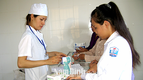 Cấp phát thuốc cho người dân có thẻ BHYT tại Trạm Y tế xã Xuân Hồng.