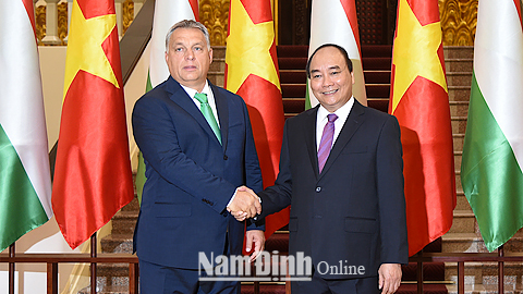 Thủ tướng Nguyễn Xuân Phúc và Thủ tướng Hung-ga-ri Vích-to Ô-rơ-ban. Ảnh: Quang Hiếu