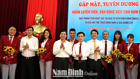 Các đồng chí lãnh đạo tỉnh với các HLV, VĐV có thành tích xuất sắc tại Giải vô địch Điền kinh châu Á và Đại hội thể thao Đông Nam Á (SEA Games 29).