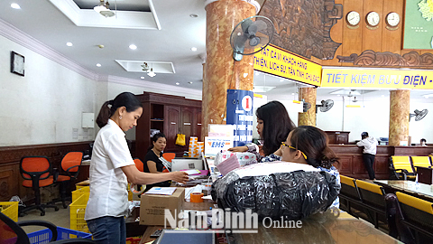 Khách hàng sử dụng dịch vụ bưu chính tại Bưu điện tỉnh.