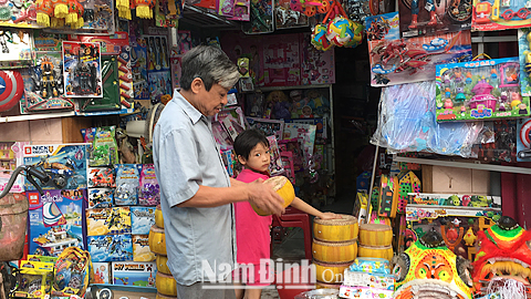 Người dân chọn mua đồ chơi Trung thu trên phố Lê Hồng Phong (TP Nam Định).