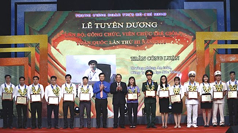  Phó Thủ tướng thường trực Chính phủ Trương Hòa Bình và Bí thư thứ nhất Trung ương Đoàn Lê Quốc Phong  trao giải thưởng cho các cán bộ, công chức, viên chức trẻ giỏi được vinh danh trong dịp tổ chức lần thứ III 