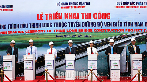 Lãnh đạo Bộ GTVT và lãnh đạo tỉnh Nam Định thực hiện nghi thức khởi công xây dựng cầu Thịnh Long.