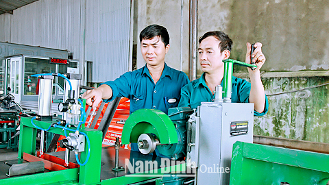 Đảng viên Bùi Công Huân (bên trái), Cty TNHH Cơ khí Đình Mộc, xã Xuân Kiên (Xuân Trường) có nhiều sáng kiến kỹ thuật được áp dụng vào sản xuất.