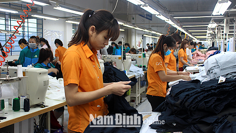 Công nhân Cty TNHH GeuLim Culture and Fashion (Vụ Bản) được làm việc trong môi trường xanh, sạch, đẹp, an toàn.