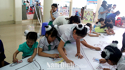 Thiếu nhi Thành phố Nam Định tham gia vẽ tranh trong Ngày hội Quốc tế thiếu nhi 1-6-2017.