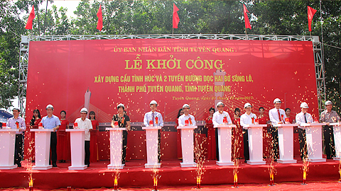 Lễ khởi công xây dựng cầu Tình Húc và 2 tuyến đường dọc 2 bờ sông Lô (TP. Tuyên Quang) diễn ra sáng 1/10 