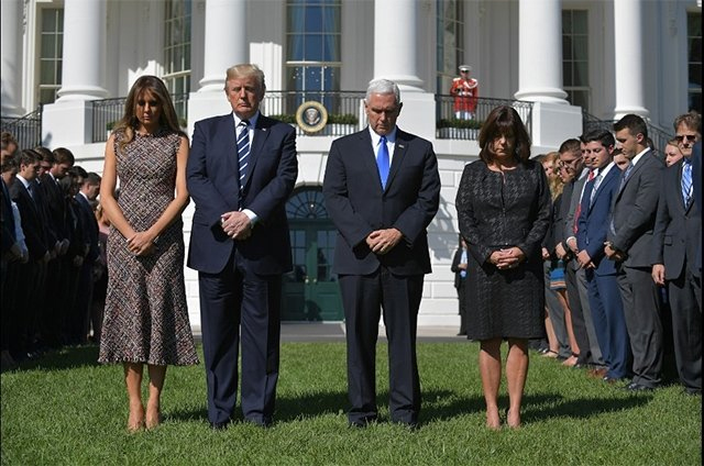 Tổng thống Mỹ Đ.Trăm chủ trì lễ tưởng niệm nạn nhân vụ xả súng. Ảnh Roi-tơ