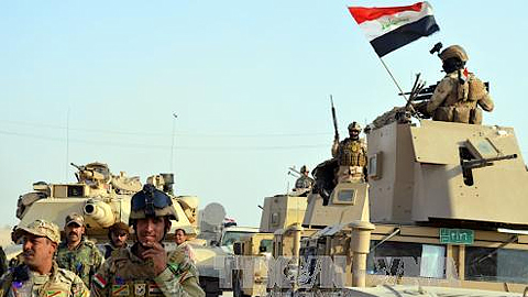 Các lực lượng Iraq làm nhiệm vụ trong chiến dịch chống IS tại làng Al-Rayhanna, gần thị trấn Anah, tỉnh Anbar ngày 19/9. Ảnh: AFP/TTXVN